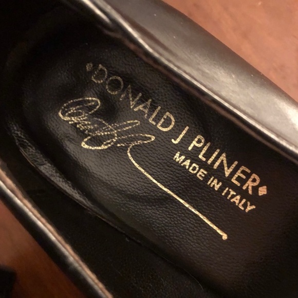 DONALD J. PILNAT Italian made ankle boots. Squared toe gives it a "Beatle Boots" - Picture 3 of 10